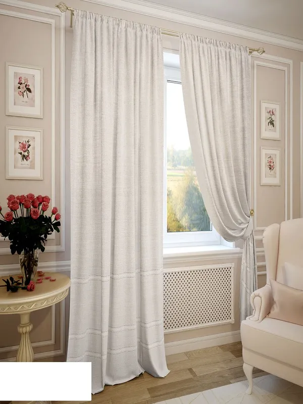 В светлом классическом интерьере висят лёгкие шторы, мягко рассеивающие дневной свет. На подоконнике — ваза с розами, рядом — кресло бежевого цвета. На стенах — картины с цветами. Всё создаёт ощущение уюта и спокойствия.