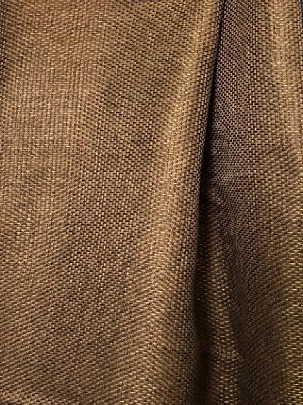 Тёплый лён с фактурой веерных складок, мягко поглощает свет, висит на окне в спальне с деревянными панелями и мягким рассеянным освещением.