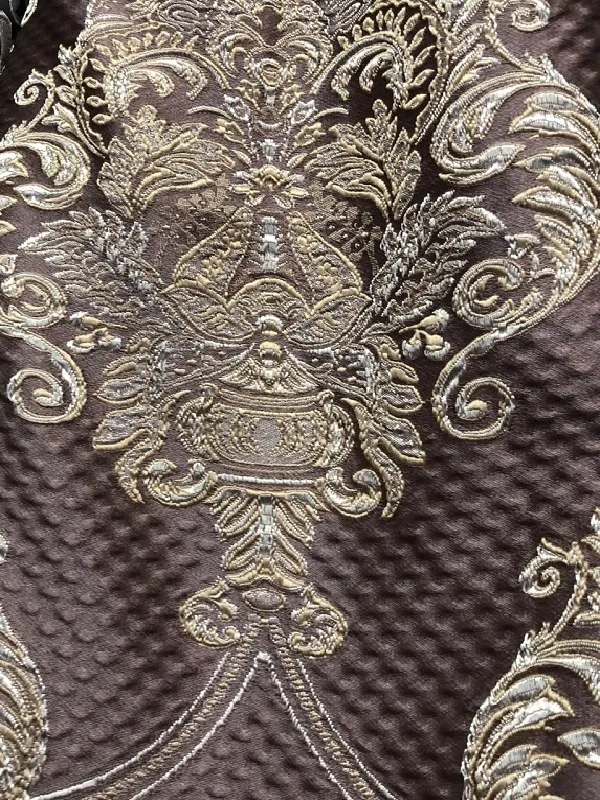 Тяжёлая штора с золотистым вензелем висит на окне, мягкий свет падает на узор, создаёт атмосферу роскоши и уюта в классическом интерьере.