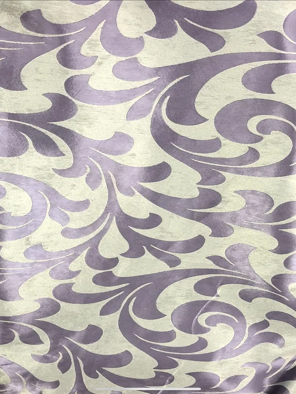 Роскошные шторы с винтажным узором в фиолетовом цвете висят на окне, мягко отбрасывая тени. Интерьер в стиле барокко, тёплый вечерний свет, уютная атмосфера. Ткань с блеском и глубоким рисунком.