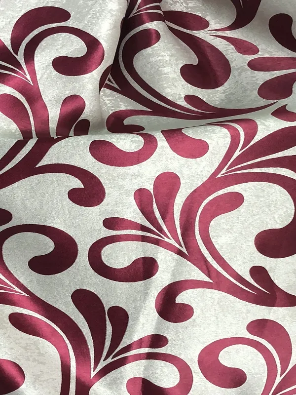 Бархатные шторы с виньетками в насыщенном бордовом цвете висят на окне, мягко рассеивая свет. Интерьер в классическом стиле, ткань плавно драпируется, создавая атмосферу утонченности и таинственности.