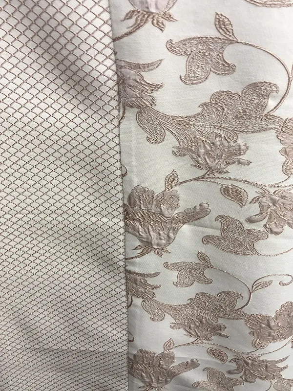 В интерьере с мягким естественным освещением, тюль с сеткой и вышитая портьера с цветочным узором создают атмосферу утончённой элегантности. Ткань лёгко колышется, пропуская рассеянный свет и подчёркивая утончённый дизайн окна.