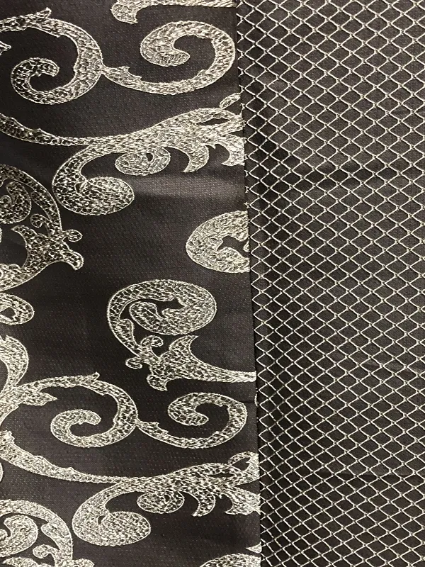 Тяжёлые бархатные шторы с золотым узором и сетчатым тюлем на окне. Интерьер в тёплом свете, шторы мягко падают, создавая атмосферу роскоши и уюта.