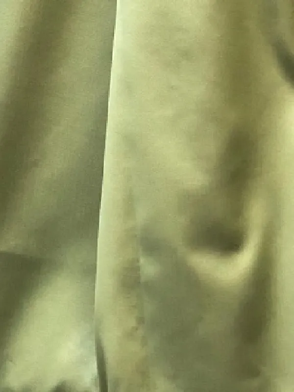 Лёгкие тафтовые шторы с мягкими складками в светлом интерьере, мягко рассеивают дневной свет, создавая атмосферу утончённого уюта и элегантности.