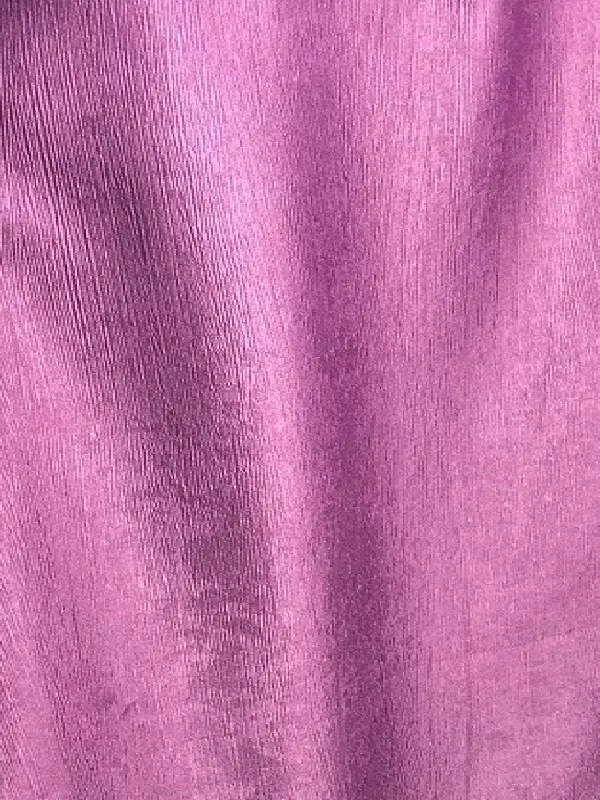 Текстурированная ткань розового оттенка висит на окне, мягко колышется от ветерка, создаёт уютную атмосферу в светлом интерьере с естественным освещением.