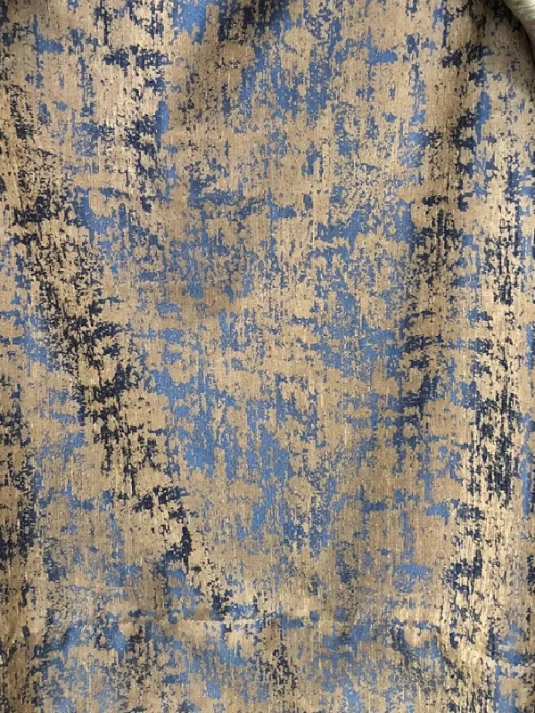 Тяжёлые шторы с рельефной текстурой в сине-бежевых тонах, мягко падают на окно, пропуская рассеянный свет. Интерьер в стиле арт-деко, тёплый вечерний свет, настроение утончённой роскоши.