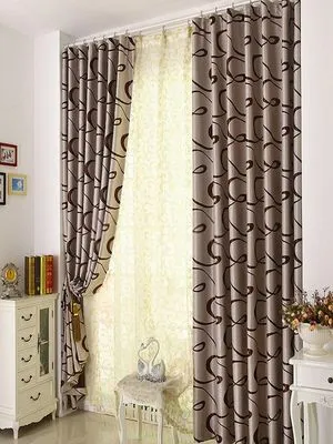 В комнате с белой мебелью и цветами в вазах, шторы с узором мягко закрывают окно, тюль пропускает рассеянный свет, создаёт уютную и элегантную атмосферу.