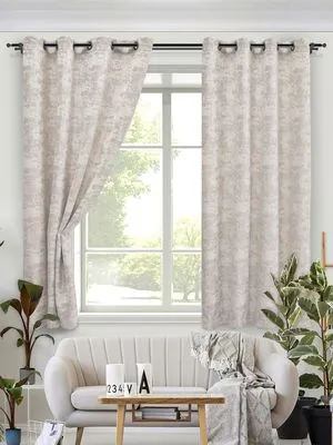 Светлые шторы на люверсах висят на окне, мягко фильтруя дневной свет. В комнате — белый диван, деревянный столик и зелёные растения. Интерьер выглядит уютным, современным и спокойным. На заднем плане — зелёный сад за окном.