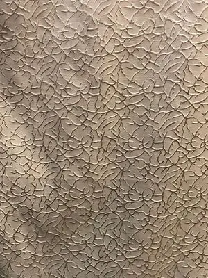 Лёгкие шторы с тонким рельефным узором в тёплых оттенках, мягко колышутся на ветру, пропуская рассеянный свет в уютный интерьер.