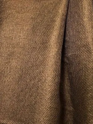 Тёплый лён с фактурой веерных складок, мягко поглощает свет, висит на окне в спальне с деревянными панелями и мягким рассеянным освещением.