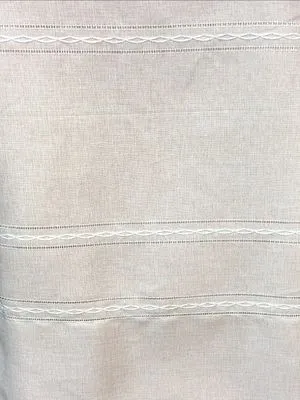 Лёгкие льняные шторы с кружевной вышивкой висят на окне, мягко рассеивая солнечный свет. Интерьер в нейтральных тонах, уютное утро в спальне. Ткань естественно колышется, добавляя движение и воздух.