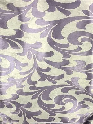 Роскошные шторы с винтажным узором в фиолетовом цвете висят на окне, мягко отбрасывая тени. Интерьер в стиле барокко, тёплый вечерний свет, уютная атмосфера. Ткань с блеском и глубоким рисунком.