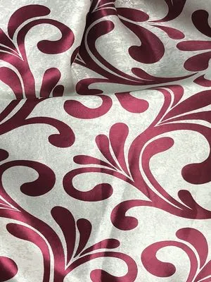 Бархатные шторы с виньетками в насыщенном бордовом цвете висят на окне, мягко рассеивая свет. Интерьер в классическом стиле, ткань плавно драпируется, создавая атмосферу утонченности и таинственности.