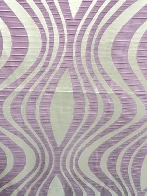 Шторы с волнообразным узором в пастельных тонах висят на окне, мягко рассеивая дневной свет. Интерьер выглядит утончённо и спокойно, как утро в саду. Ткань слегка колышется, создавая ощущение лёгкости и воздушности.