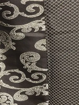 Тяжёлые бархатные шторы с золотым узором и сетчатым тюлем на окне. Интерьер в тёплом свете, шторы мягко падают, создавая атмосферу роскоши и уюта.