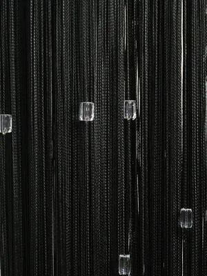 Чёрная кисея с кристаллами висит на окне, мягко рассеивая свет. Интерьер в тёплом свете, создаёт атмосферу уюта и роскоши. Ткань плавно колышется, добавляя динамики.