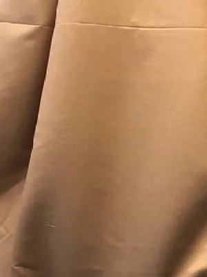 Лёгкие тафтовые шторы с гладкими складками в светлом интерьере, мягко отражают дневной свет, создавая утончённую атмосферу в гостиной.