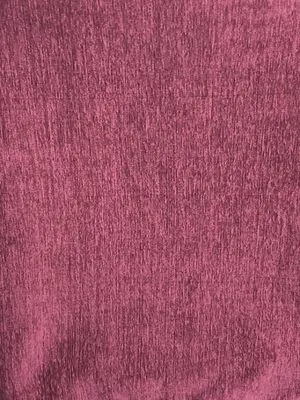 Бархатные шторы насыщенного фиолетового оттенка висят на окне, мягко рассеивая вечерний свет. Интерьер выглядит уютным и роскошным, ткань колышется легким ветерком. В комнате тёплый, приглушённый свет, создающий атмосферу спокойствия и уюта.