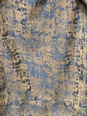 Тяжёлые шторы с рельефной текстурой в сине-бежевых тонах, мягко падают на окно, пропуская рассеянный свет. Интерьер в стиле арт-деко, тёплый вечерний свет, настроение утончённой роскоши.